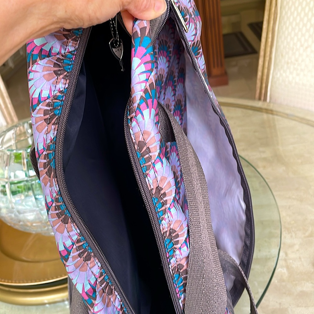 LeSportsac Light Weight Duffle Bag - Picture 8 of 11